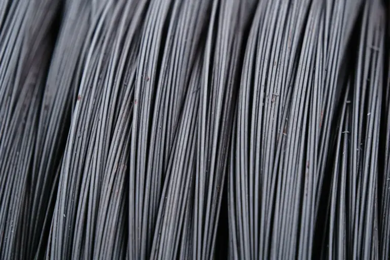 Ineinander verschlungene Metalldrähte in Nahaufnahme