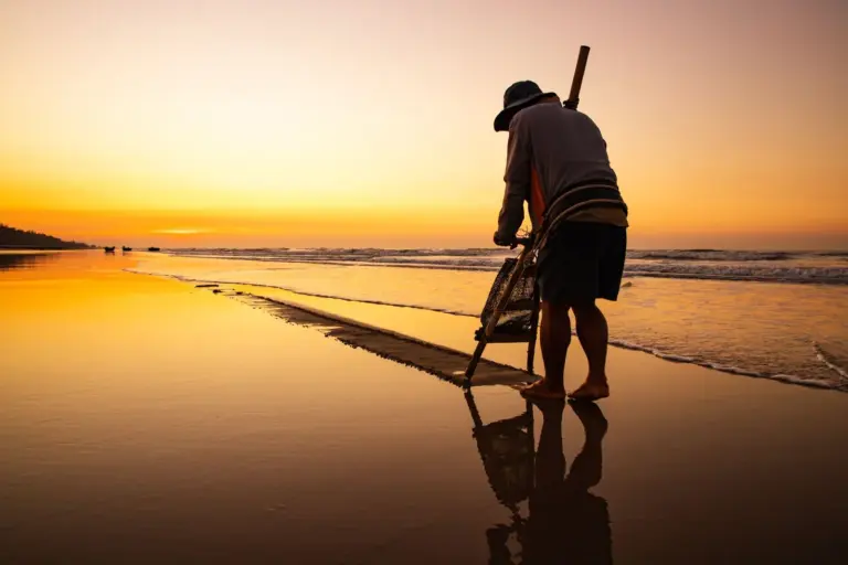 Person am Strand bei Sonnenuntergang
