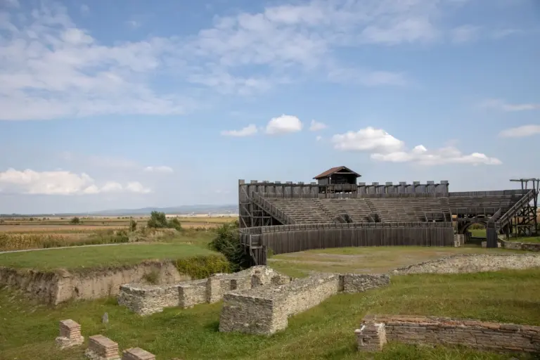 Römische Ruinen mit rekonstruiertem Amphitheater