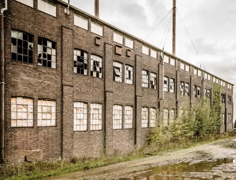 Verlassenes Industriegebäude mit zerbrochenen Fenstern