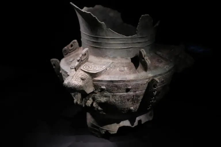 Verzierte Bronzeschale in einer Museumsausstellung